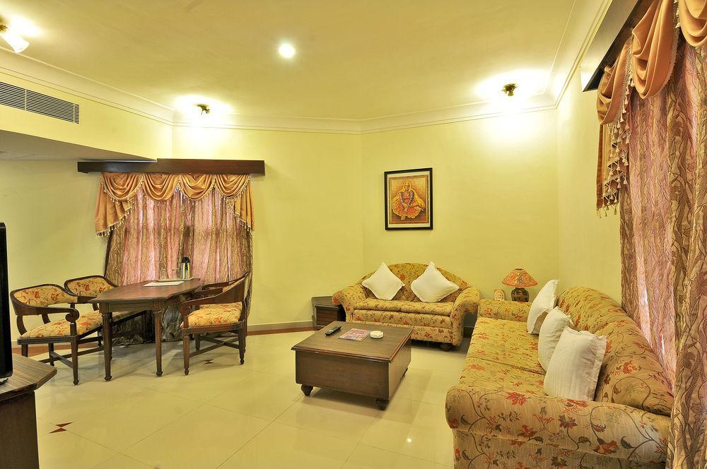 Hotel The Westend Ahmedabad Exterior photo