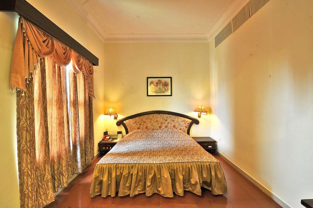 Hotel The Westend Ahmedabad Exterior photo
