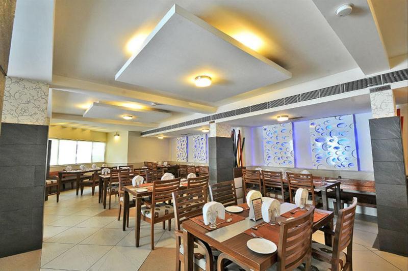 Hotel The Westend Ahmedabad Exterior photo
