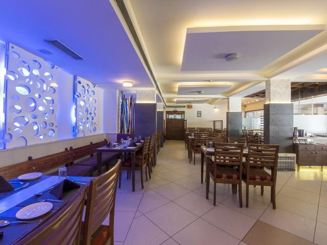 Hotel The Westend Ahmedabad Exterior photo