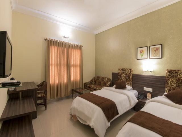 Hotel The Westend Ahmedabad Exterior photo