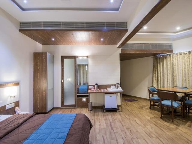 Hotel The Westend Ahmedabad Exterior photo