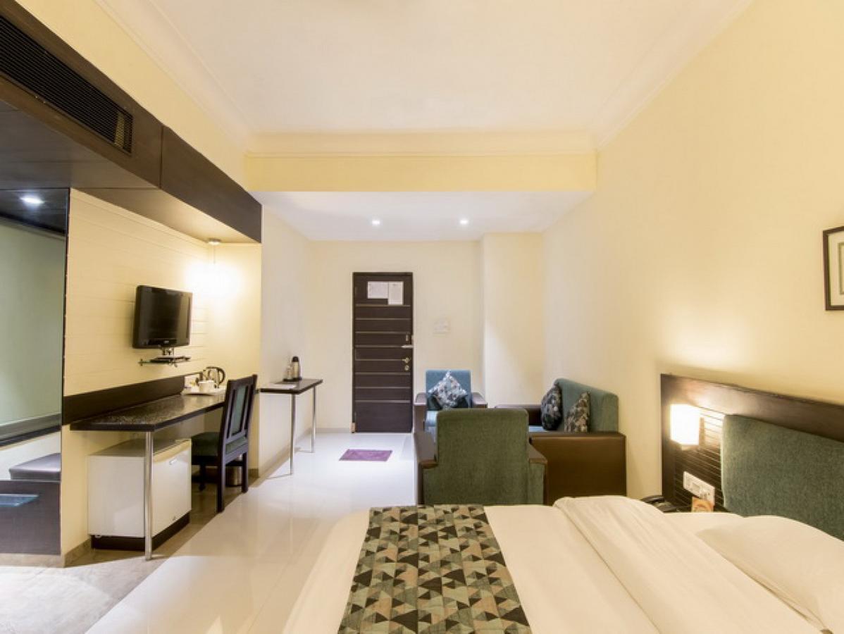 Hotel The Westend Ahmedabad Exterior photo